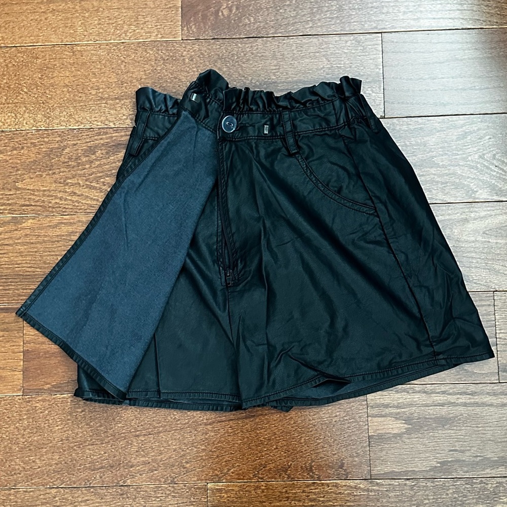black pleather Aeropostale skort ! - Picture 2 of 4